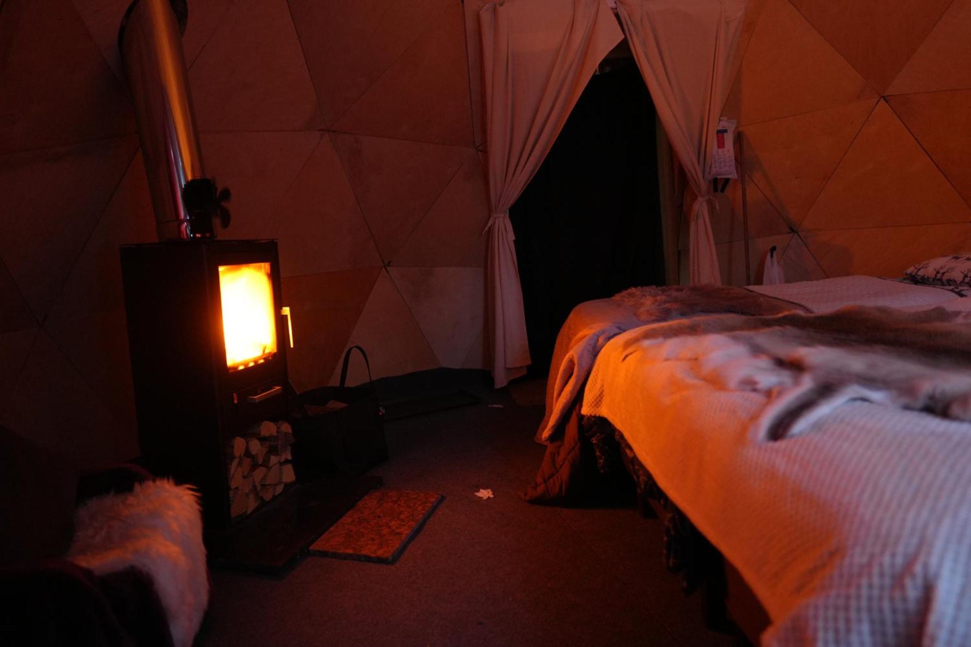 Aurora Igloo Fireplace-Heated Tents In A Secret Forest With Private Jacuzzi And Shared Sauna Bathroom And Dog Friendly Rovaniemi Bagian luar foto